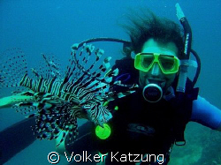 student looking at a lionfish by Volker Katzung 